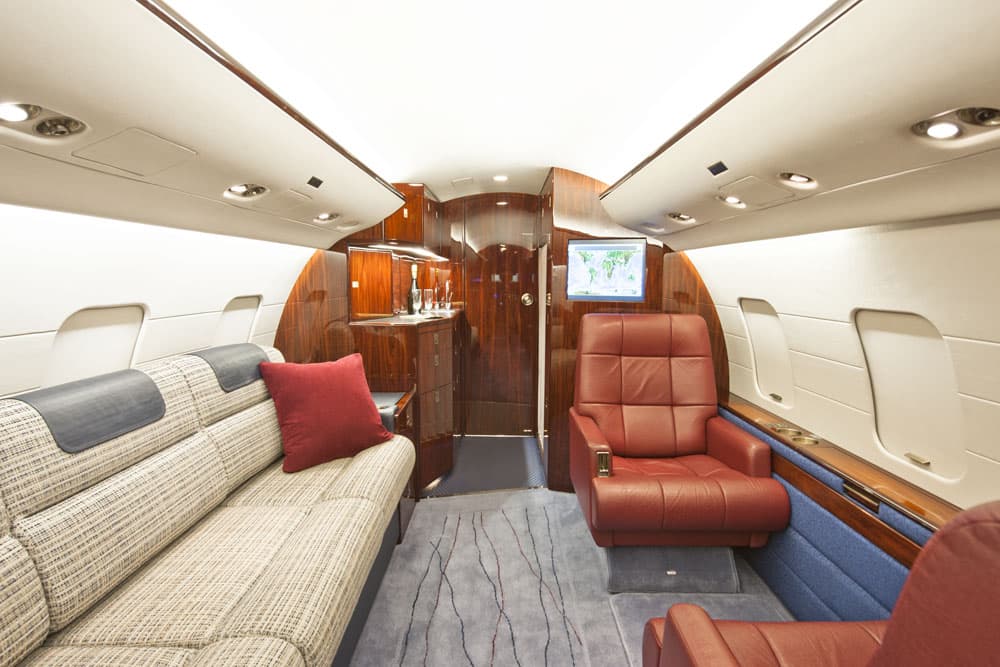 Challenger 604 N604AV