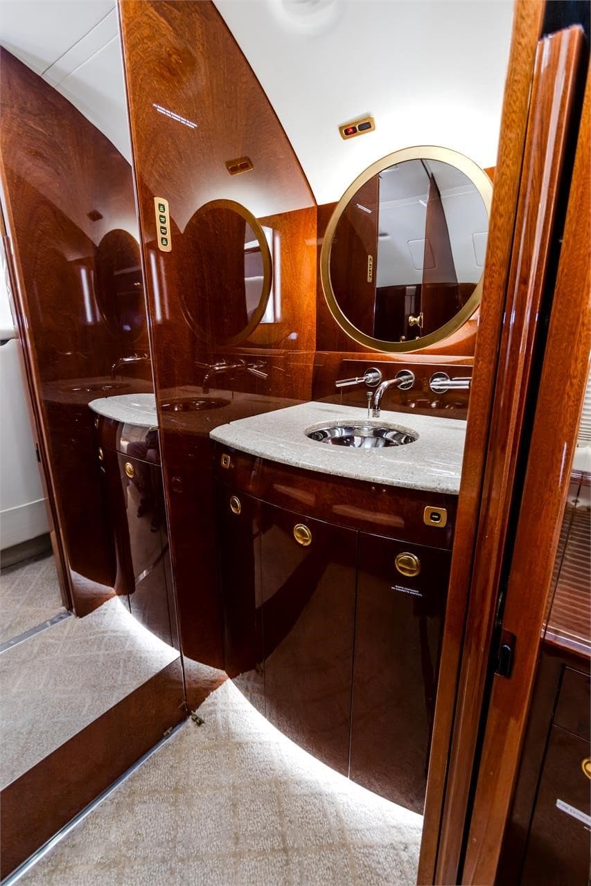 Challenger 604 N604FM
