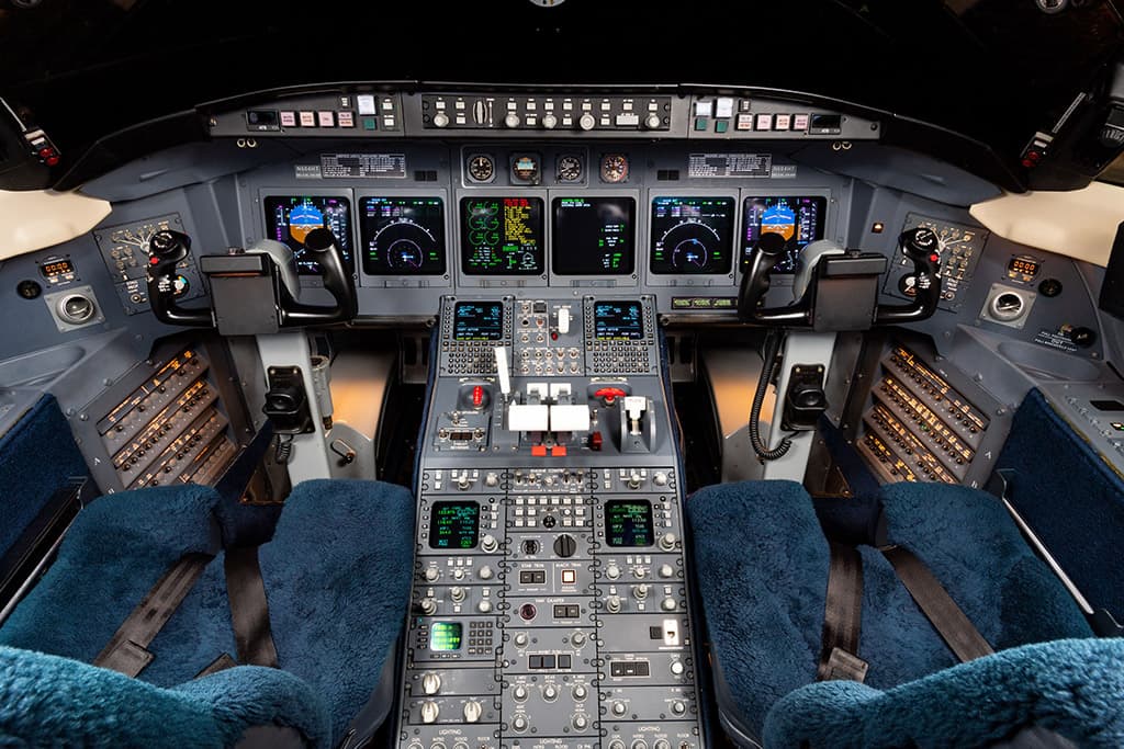 Challenger 604 N604PW
