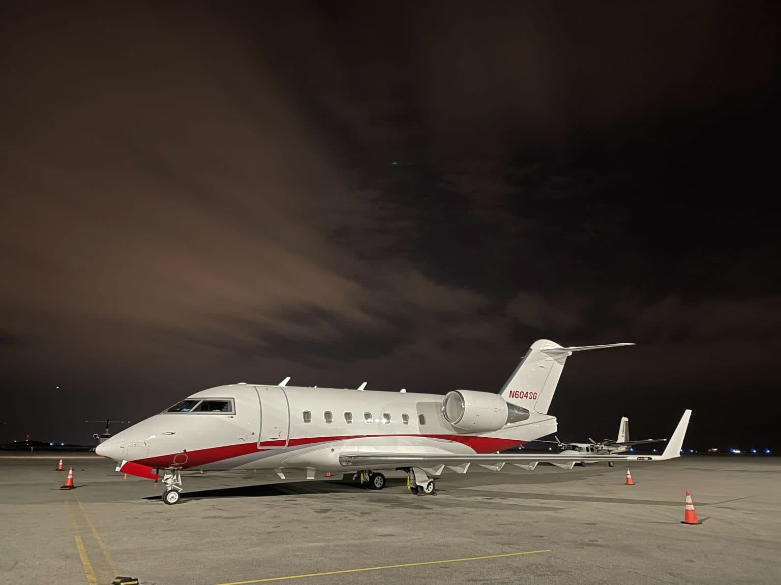 Challenger 604 N604SG