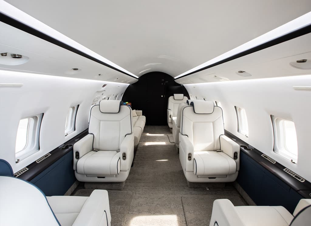Challenger 604 N617BW