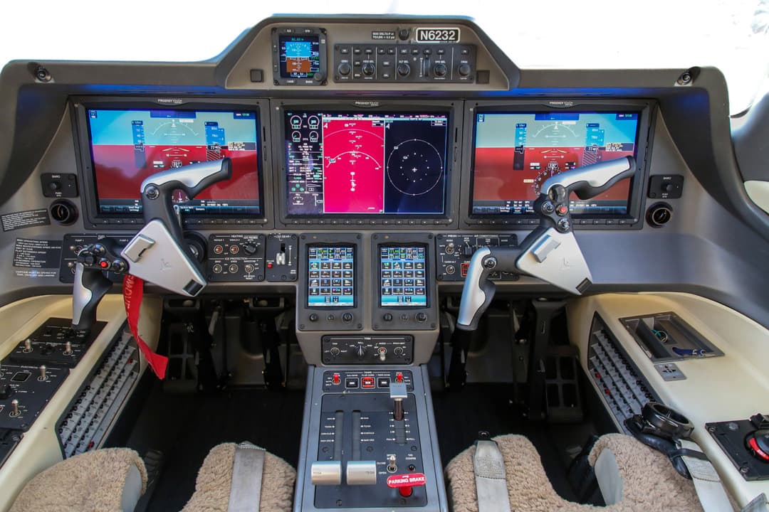 Embraer Phenom 300 N6232