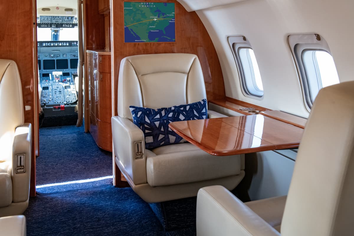 Challenger 604 N648CR