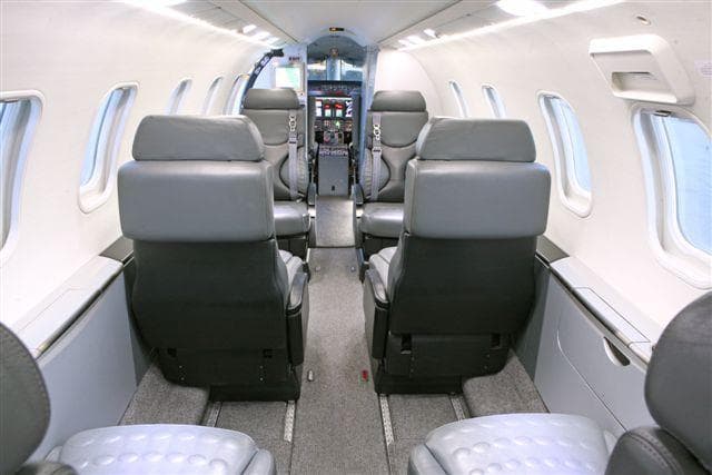 Learjet 40 N64HT