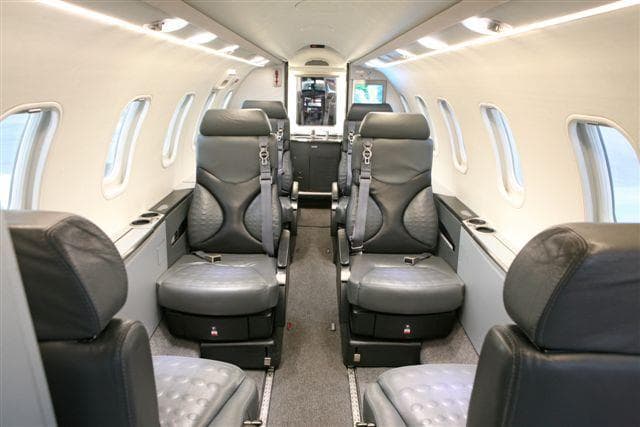 Learjet 40 N64HT