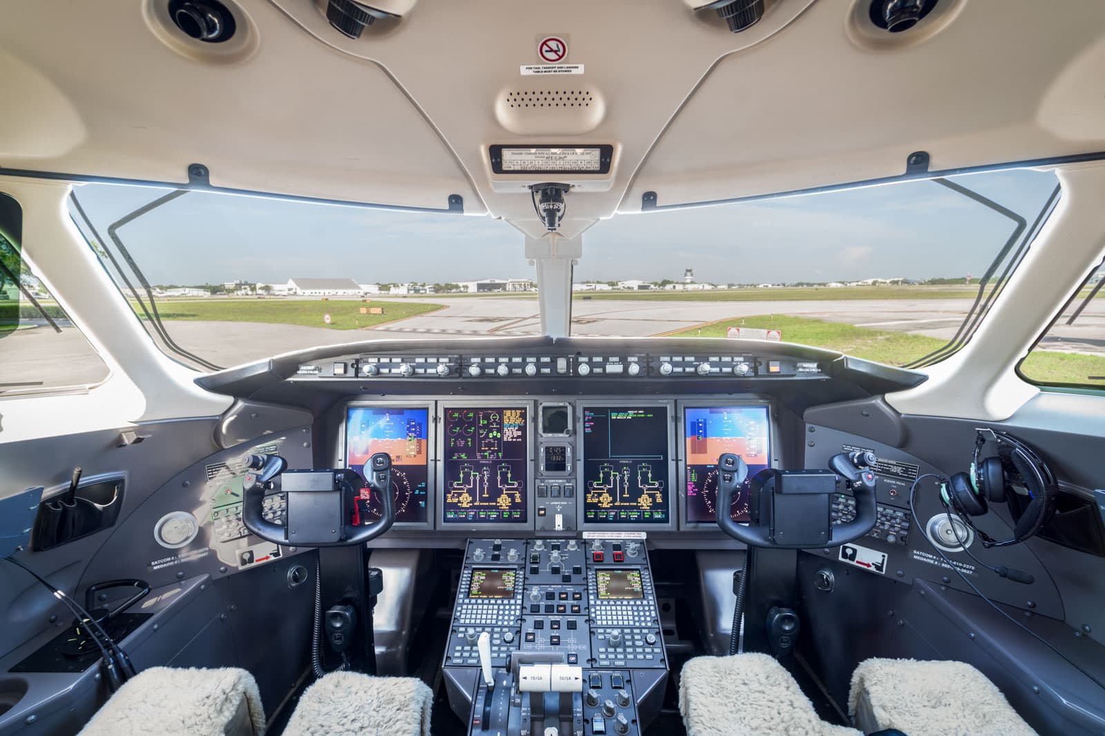 Challenger 300 N670CP