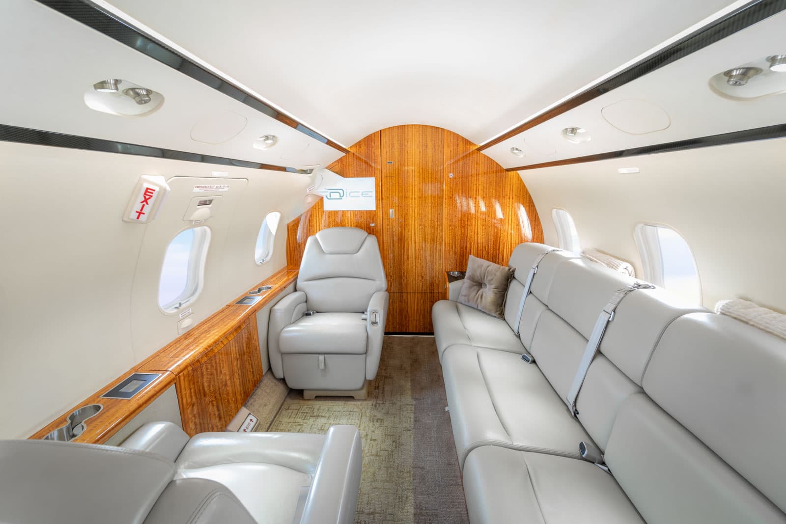 Challenger 300 N670CP
