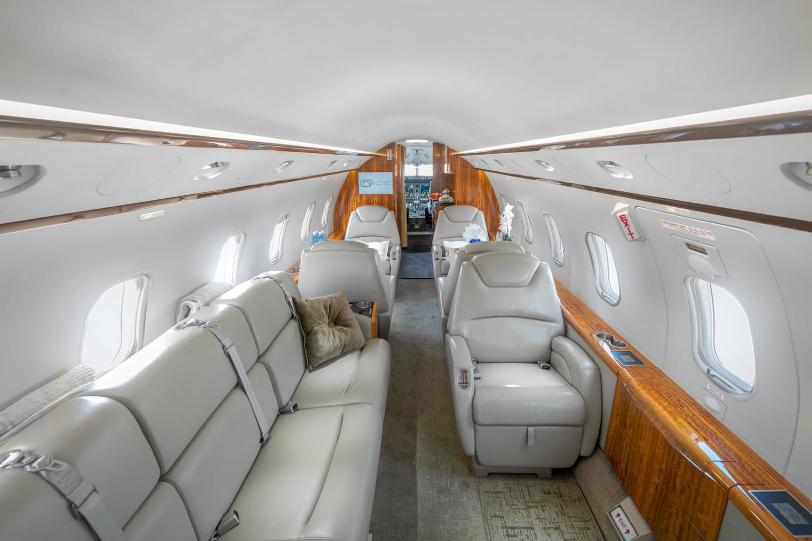 Challenger 300 N670CP