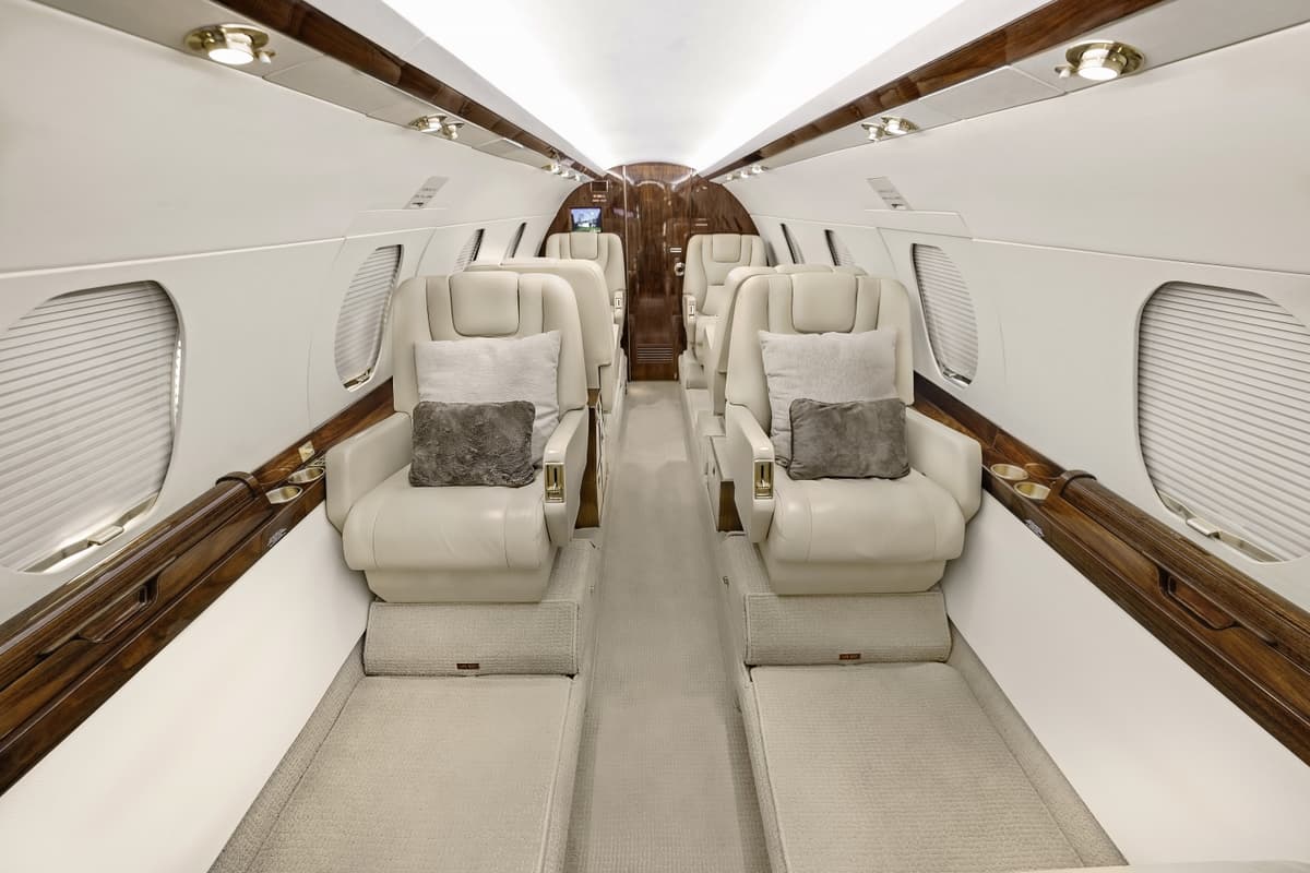 Falcon 20 N68UP