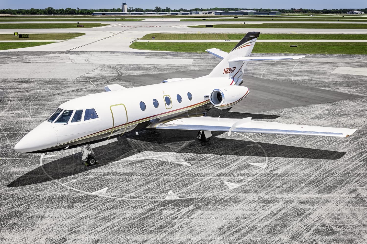 Falcon 20 N68UP