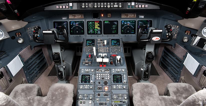 Challenger 604 N698RS