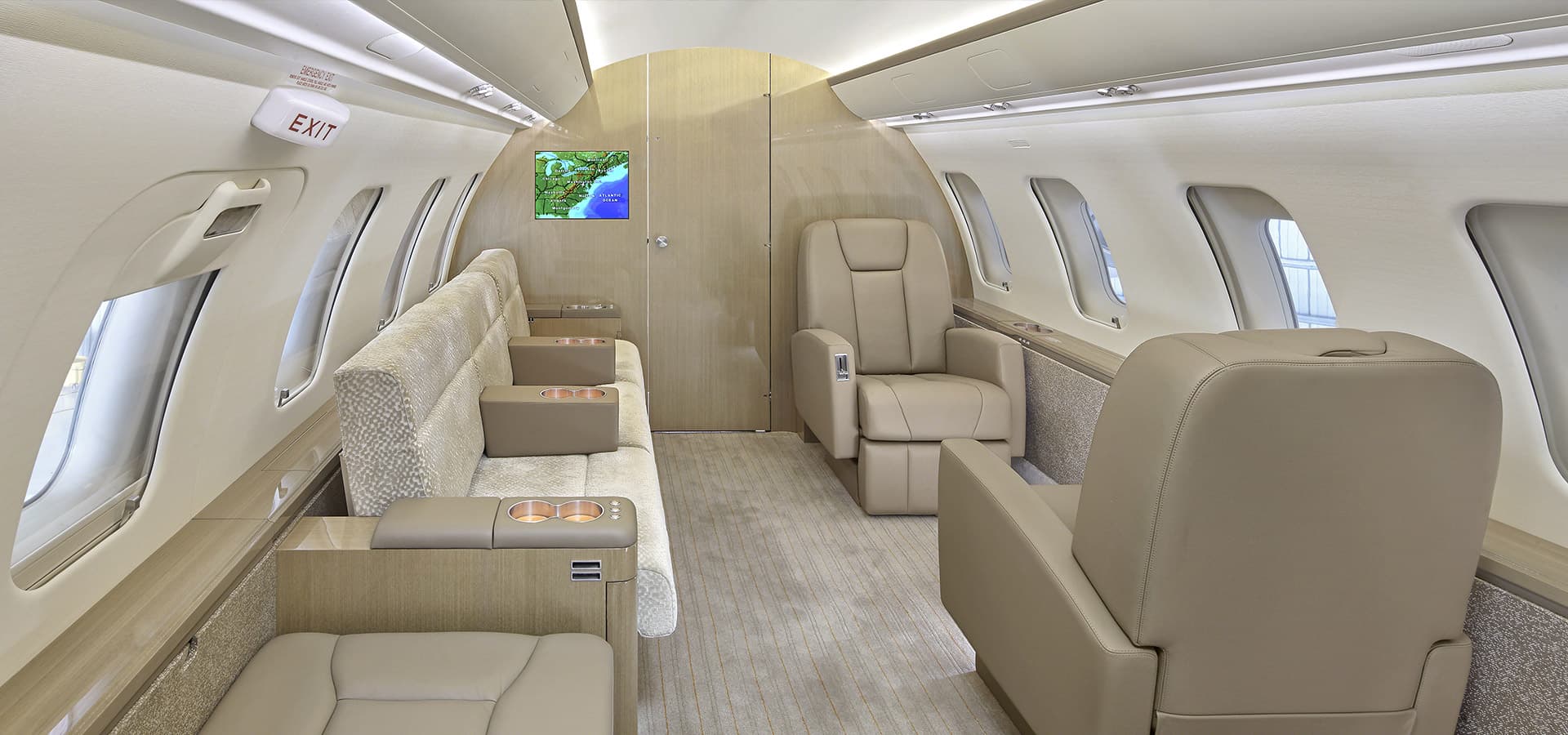 Challenger 605 N699ST