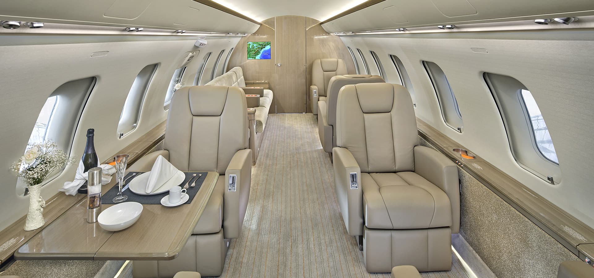 Challenger 605 N699ST