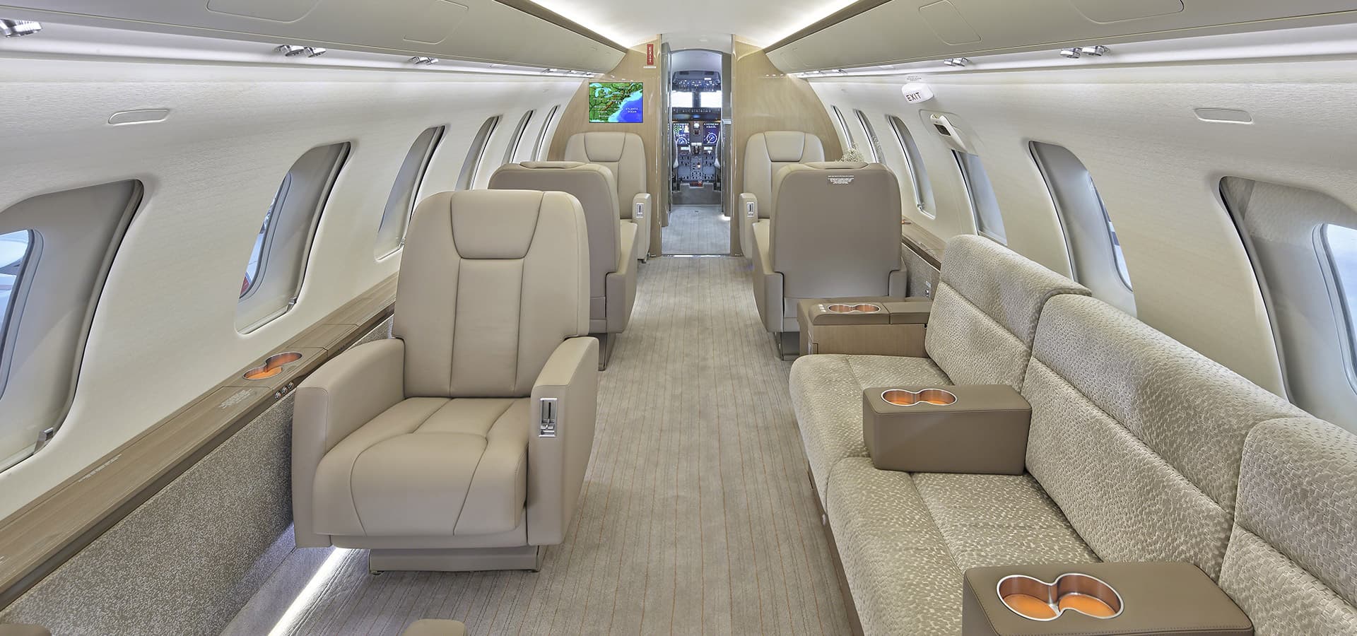 Challenger 605 N699ST