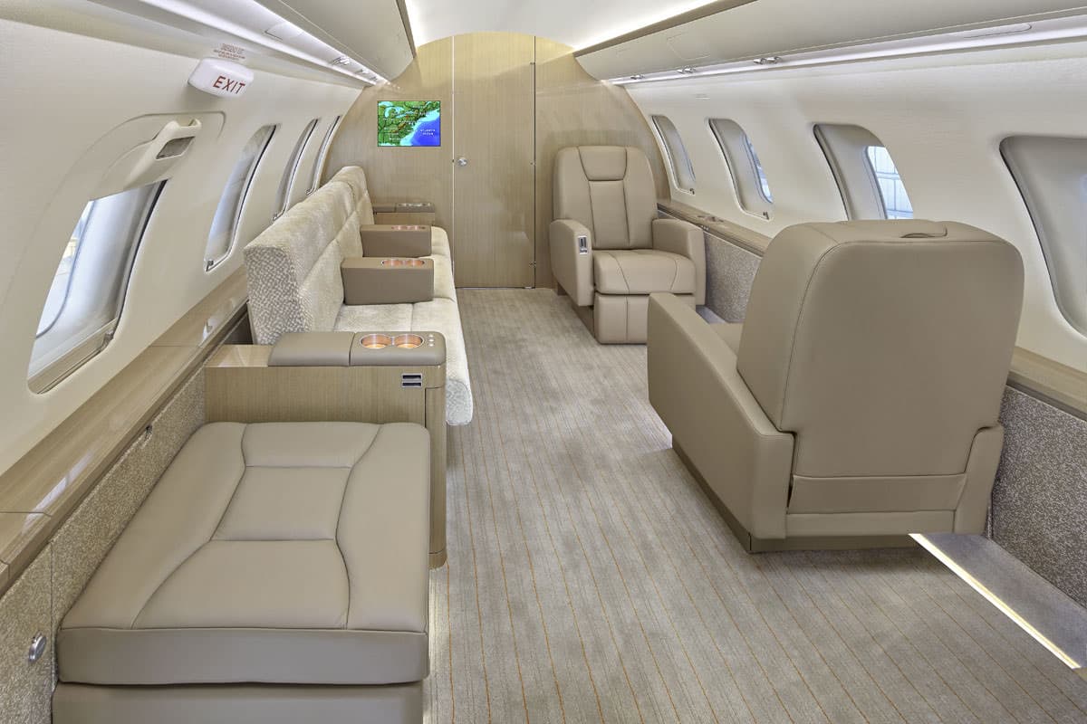 Challenger 605 N699ST