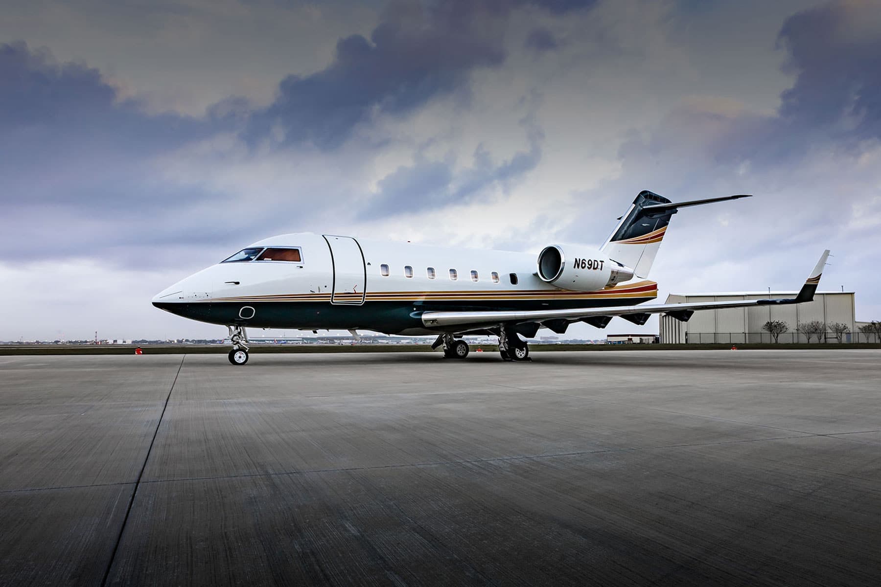Challenger 604 N69DT
