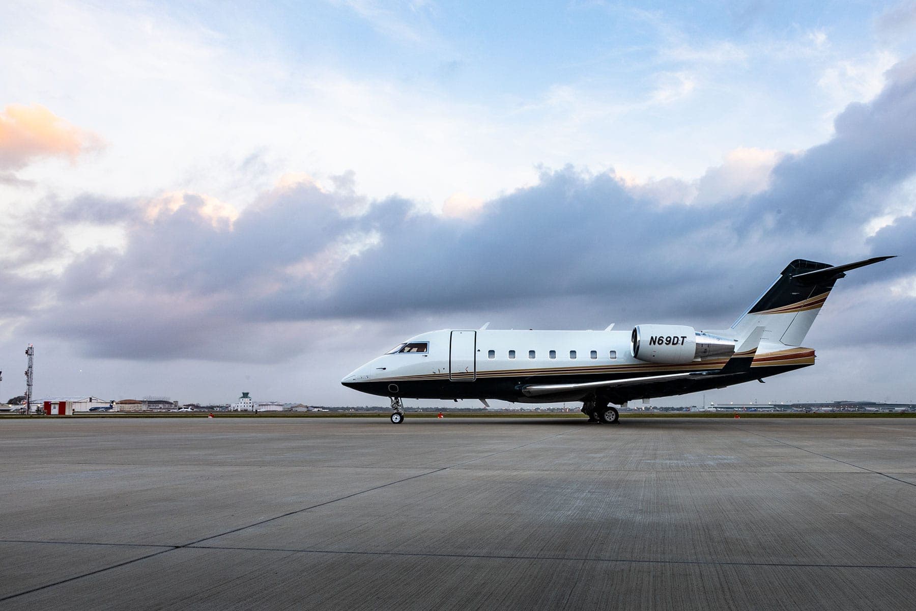 Challenger 604 N69DT