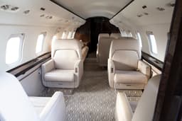 Challenger 605 N702LV
