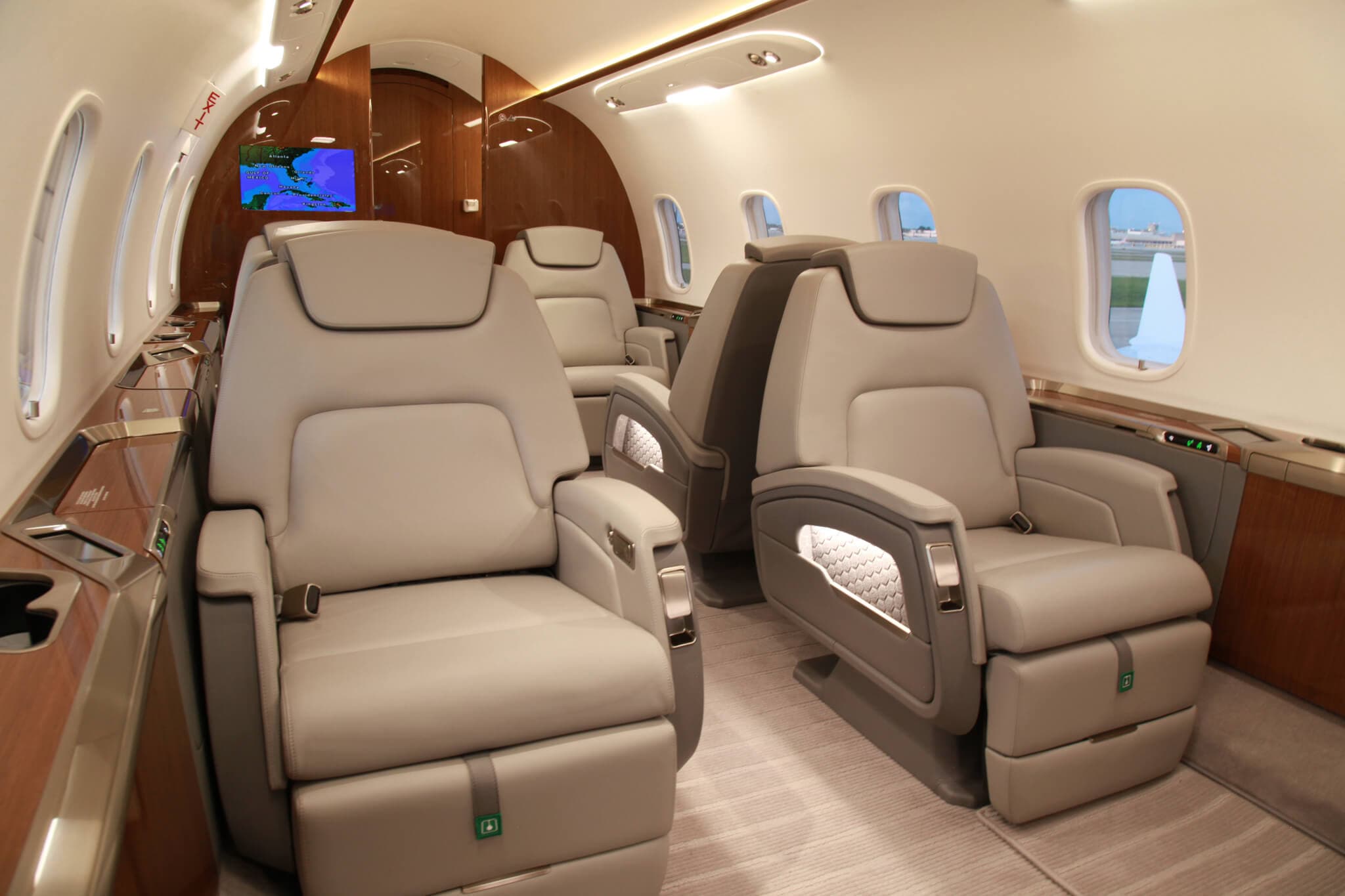 Challenger 350 N714CG