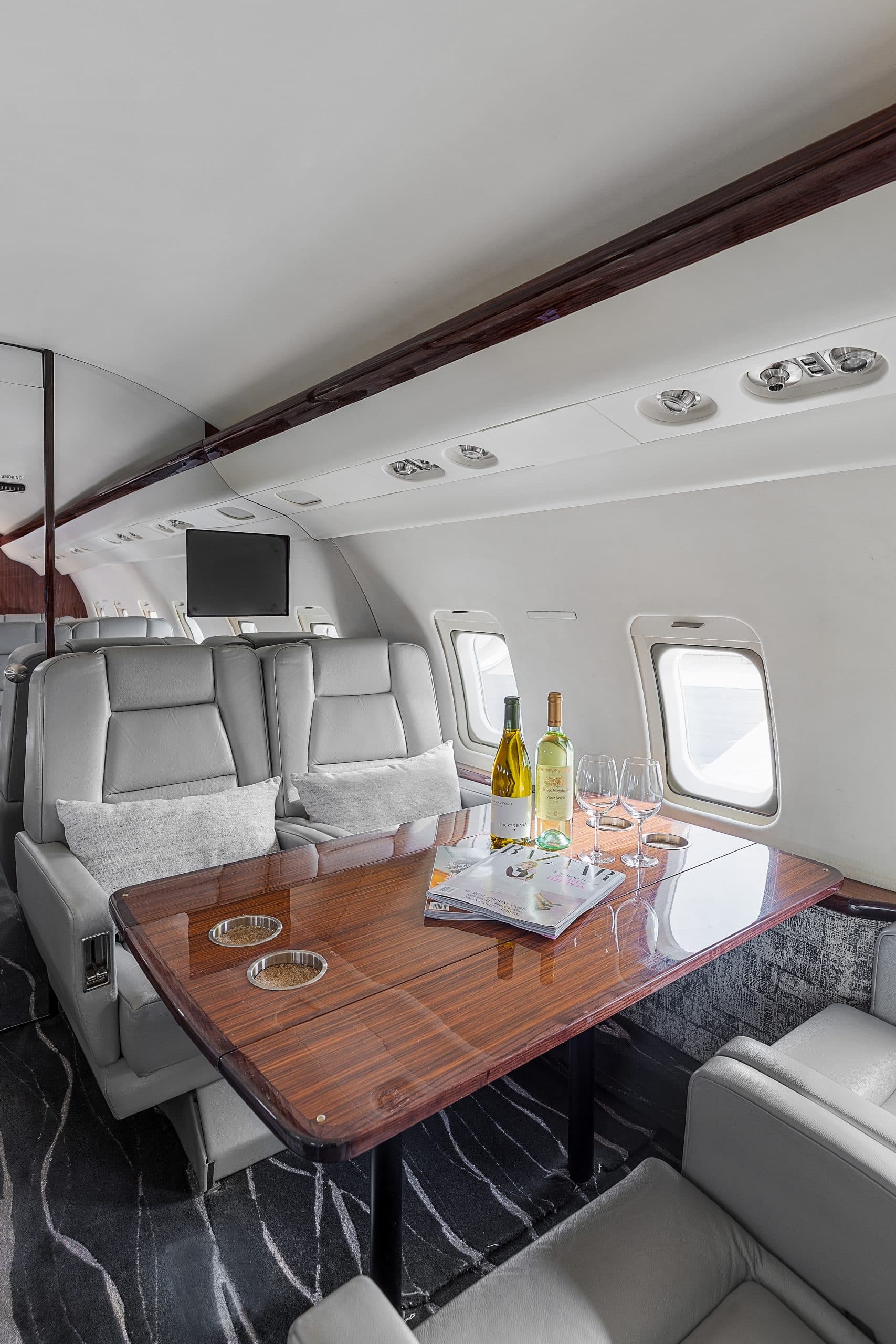Challenger 604 N716TM