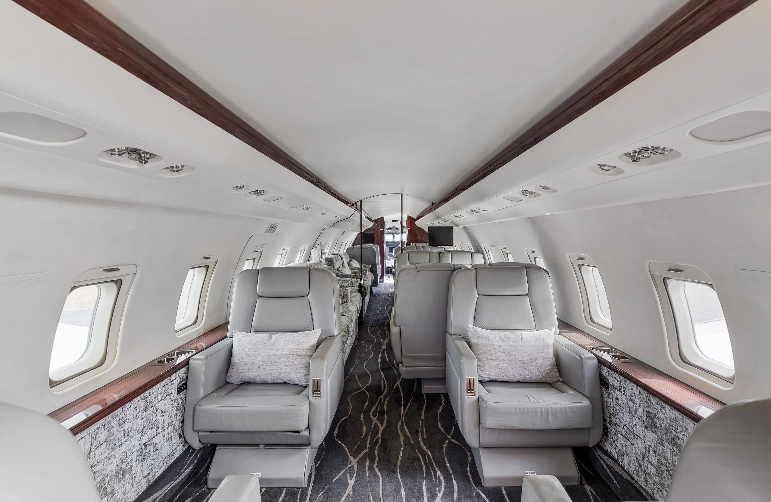 Challenger 604 N716TM