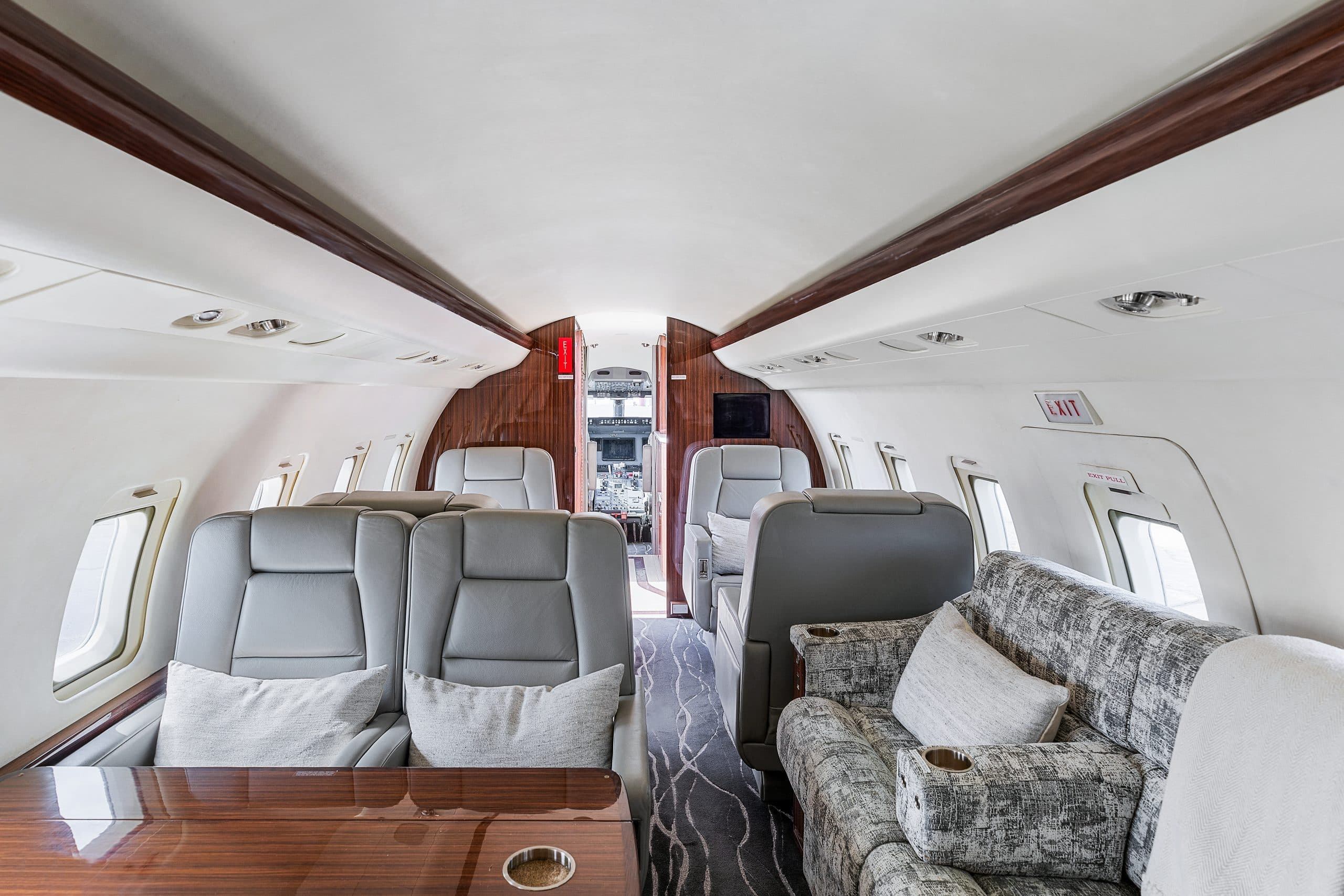 Challenger 604 N716TM