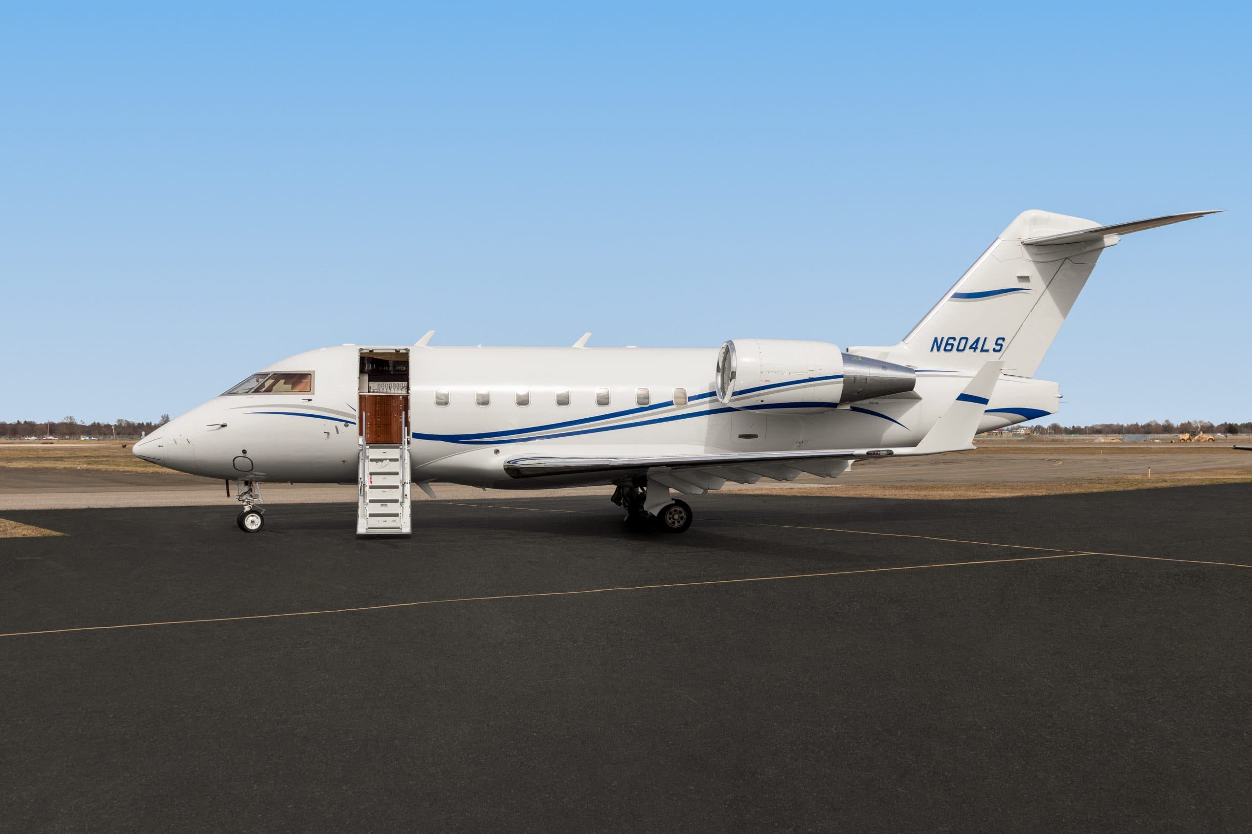 Challenger 604 N716TM