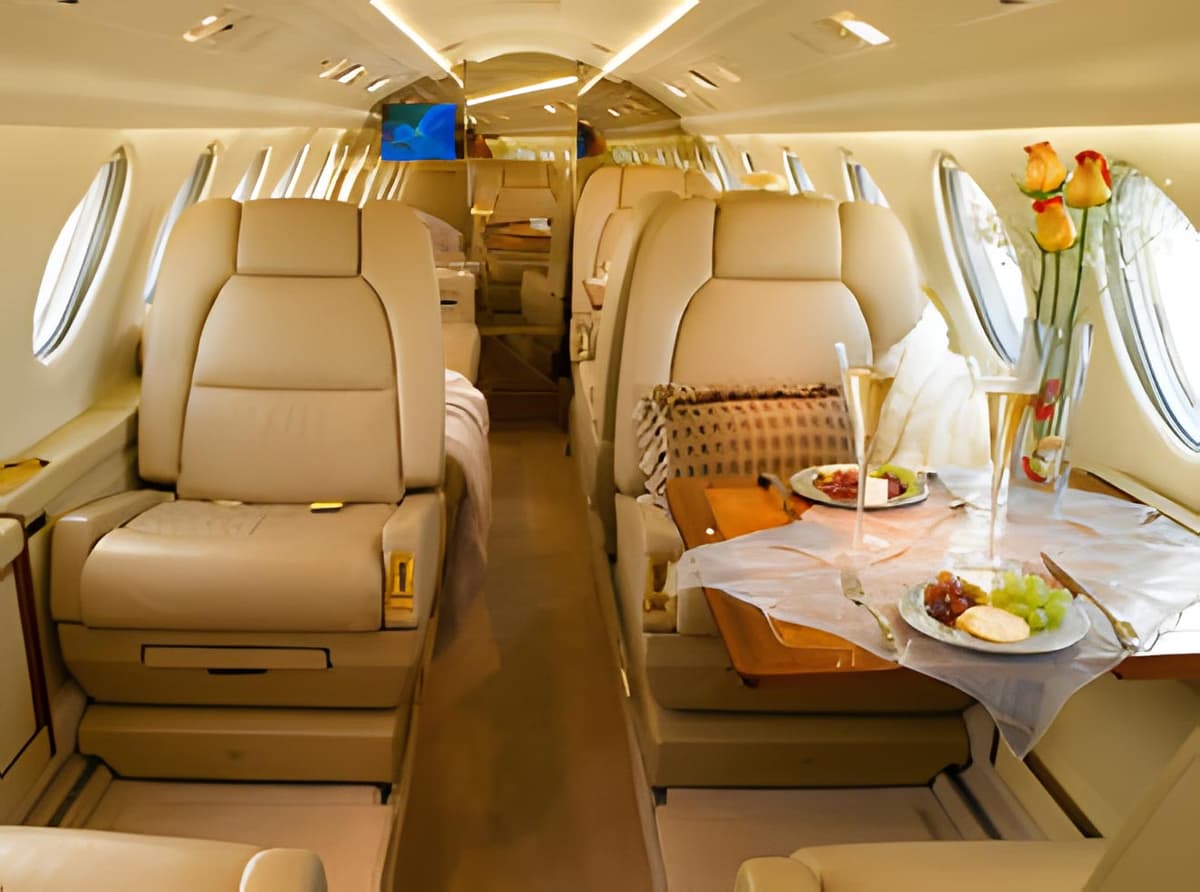 Falcon 50 N766HK