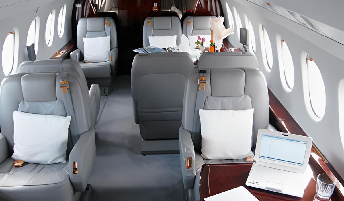 Falcon 2000 N774GT