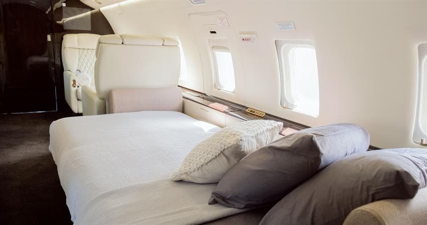 Challenger 604 N777MV