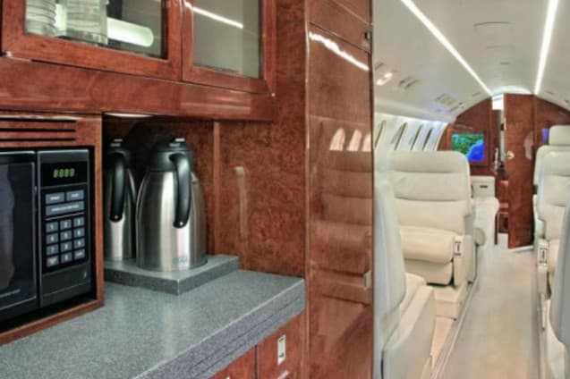 Falcon 50 N777UV