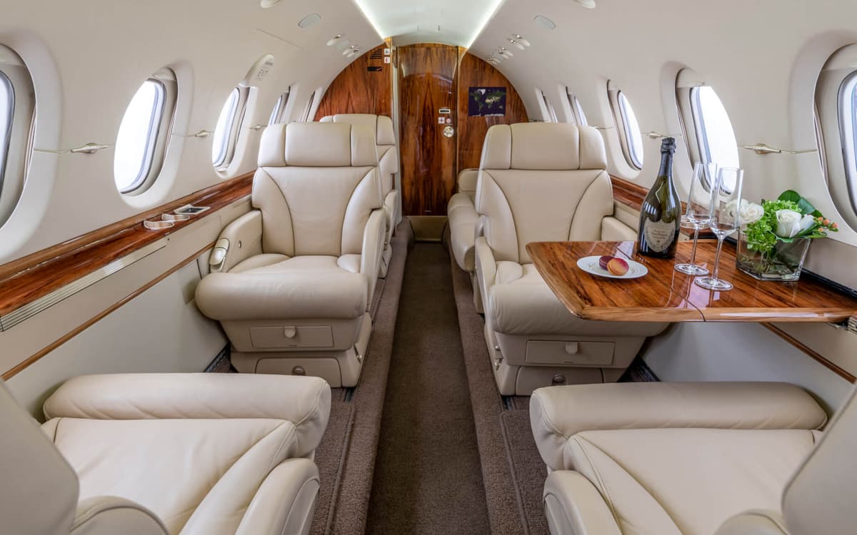 Hawker 900XP N818EZ