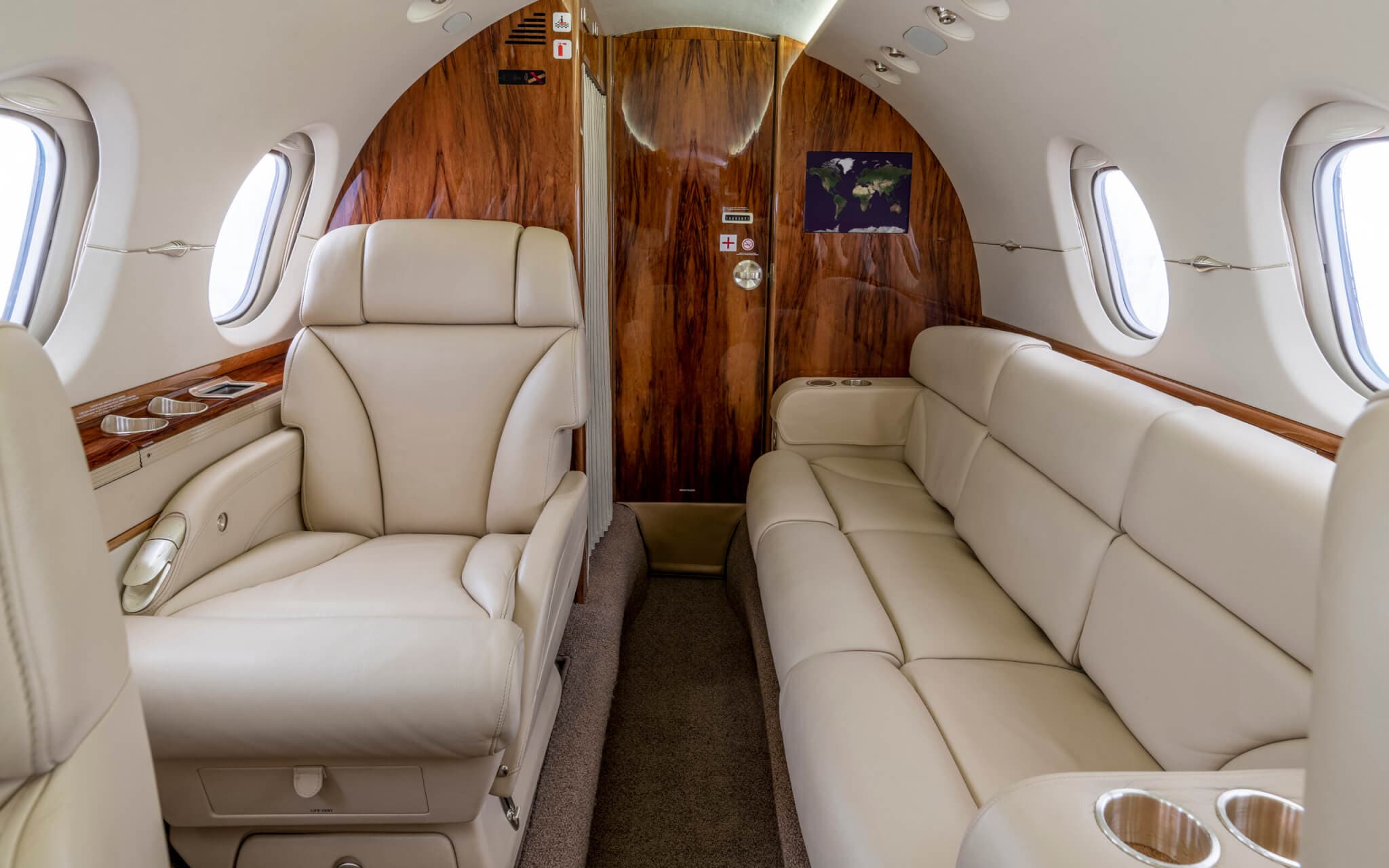 Hawker 900XP N818EZ