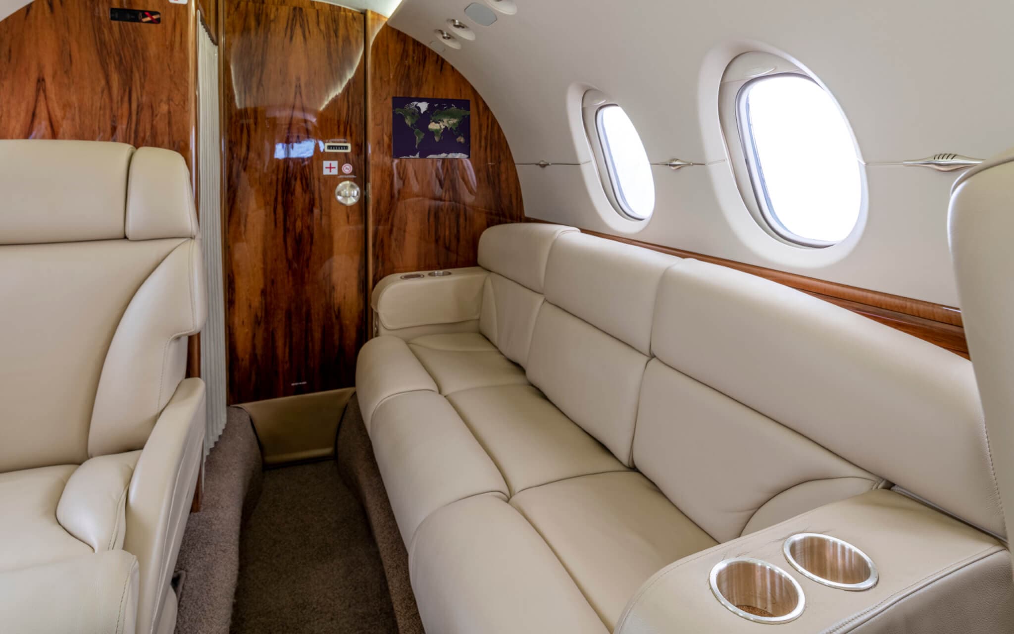 Hawker 900XP N818EZ