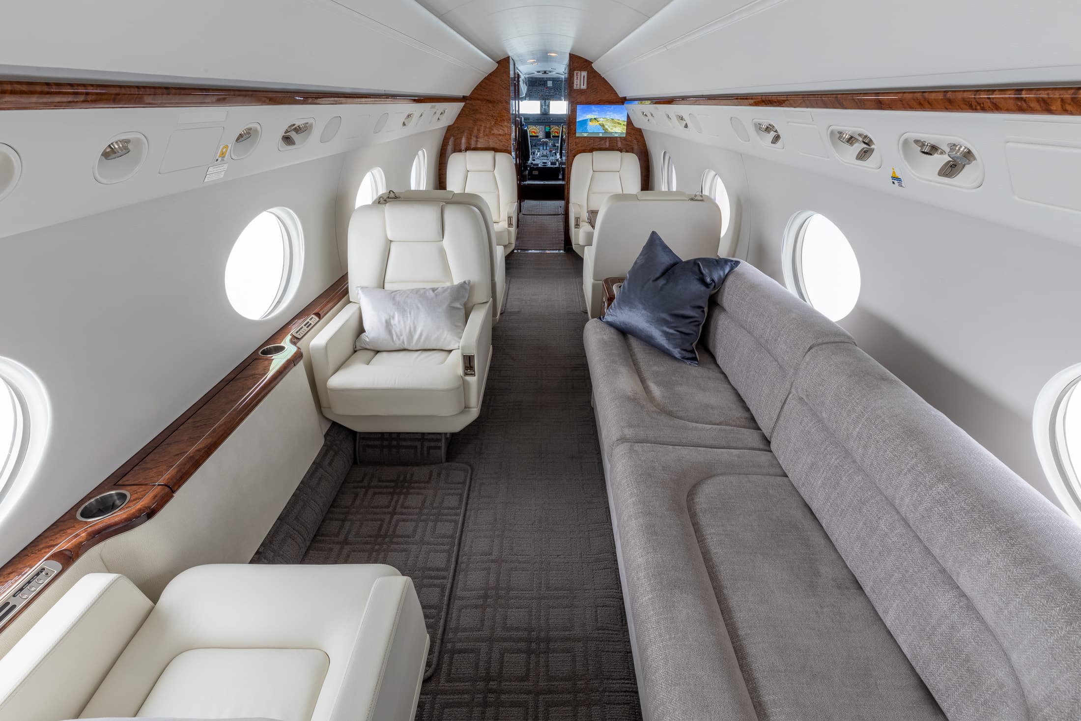 Gulfstream G550 N8228N
