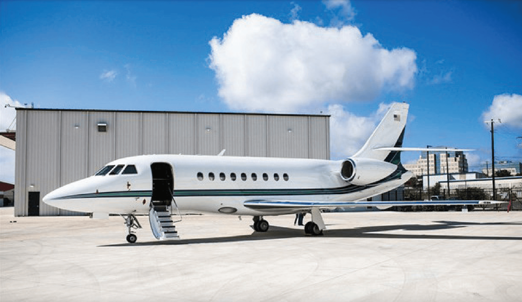Falcon 2000 N827CK