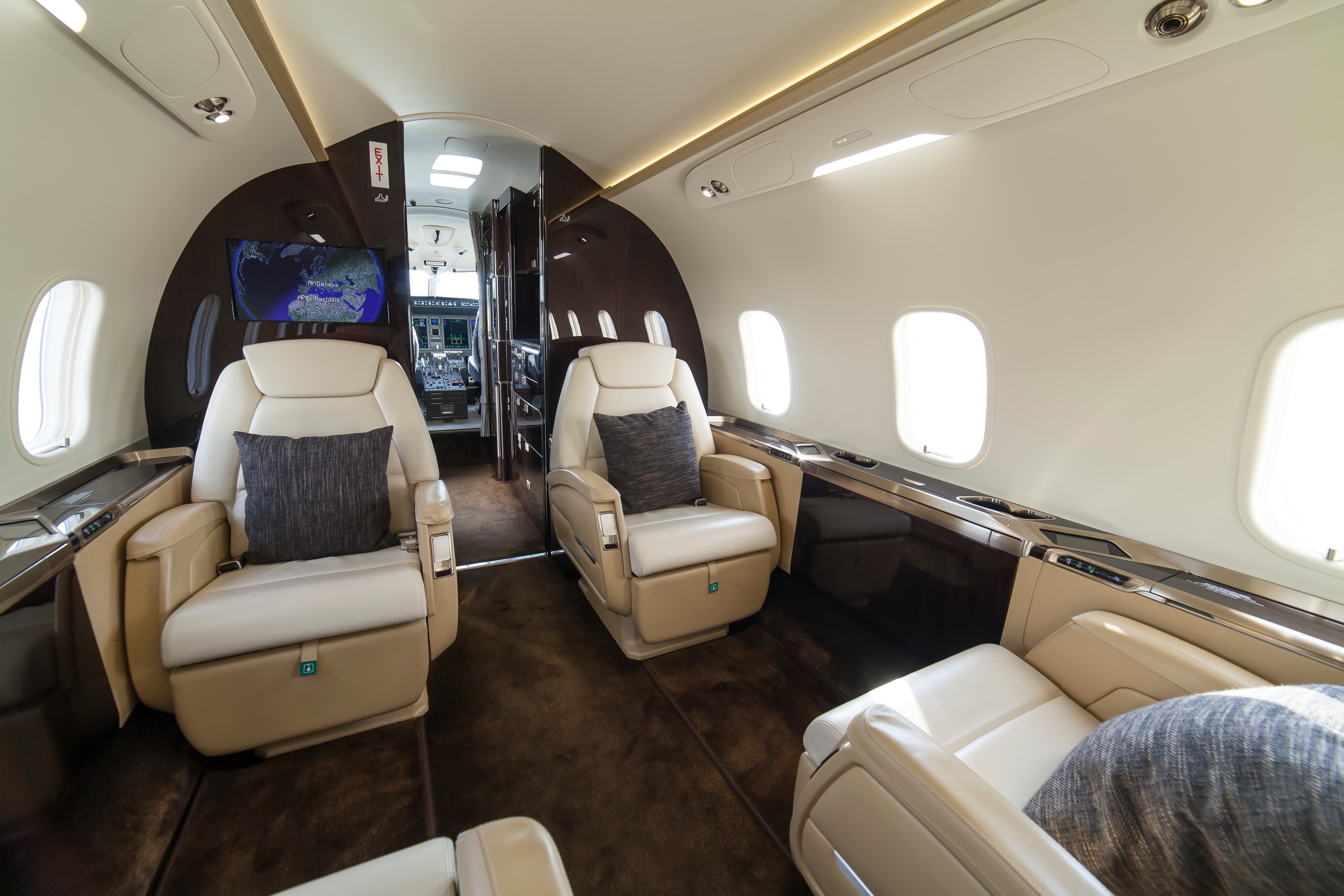 Challenger 350 N827DD