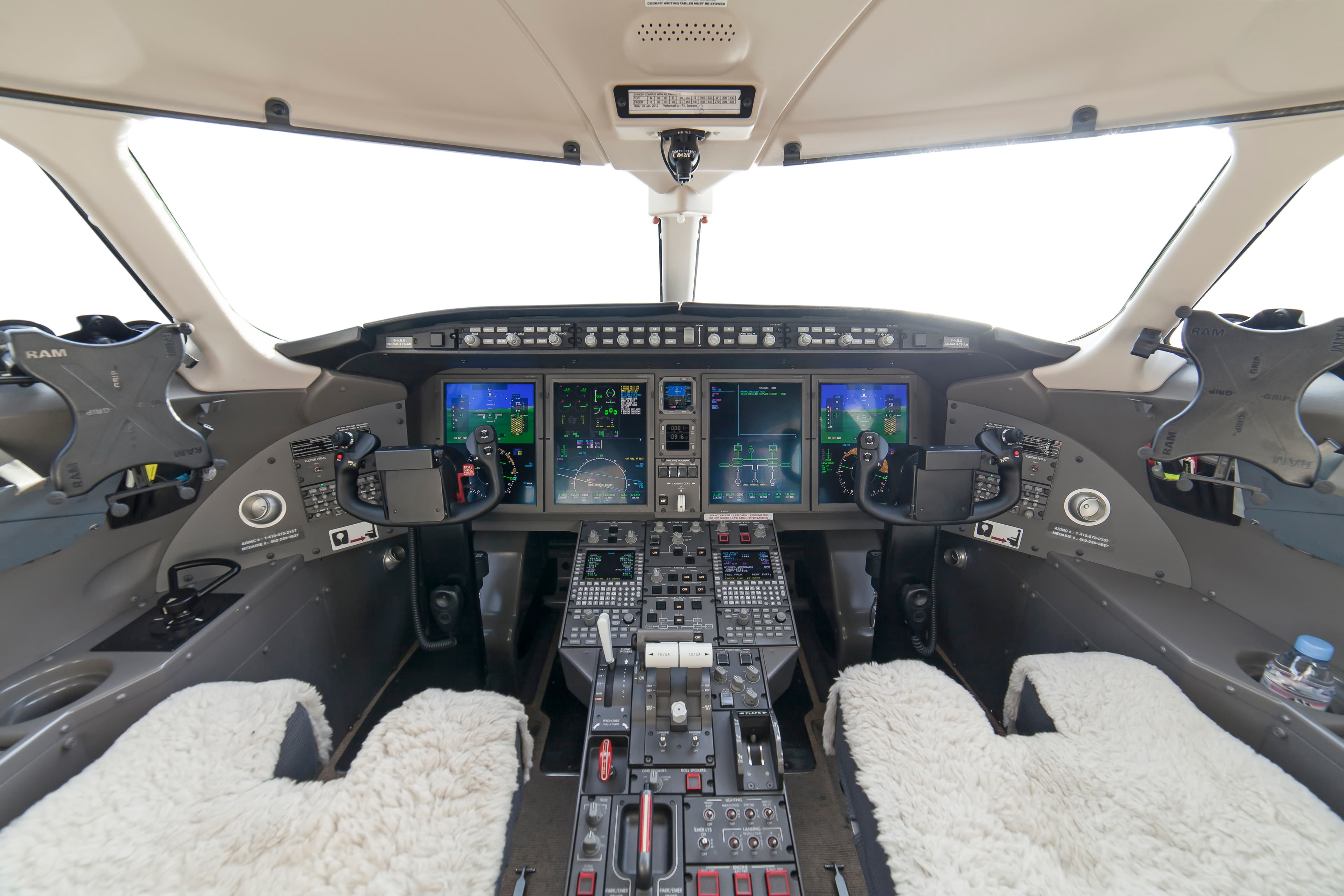 Challenger 350 N827DD