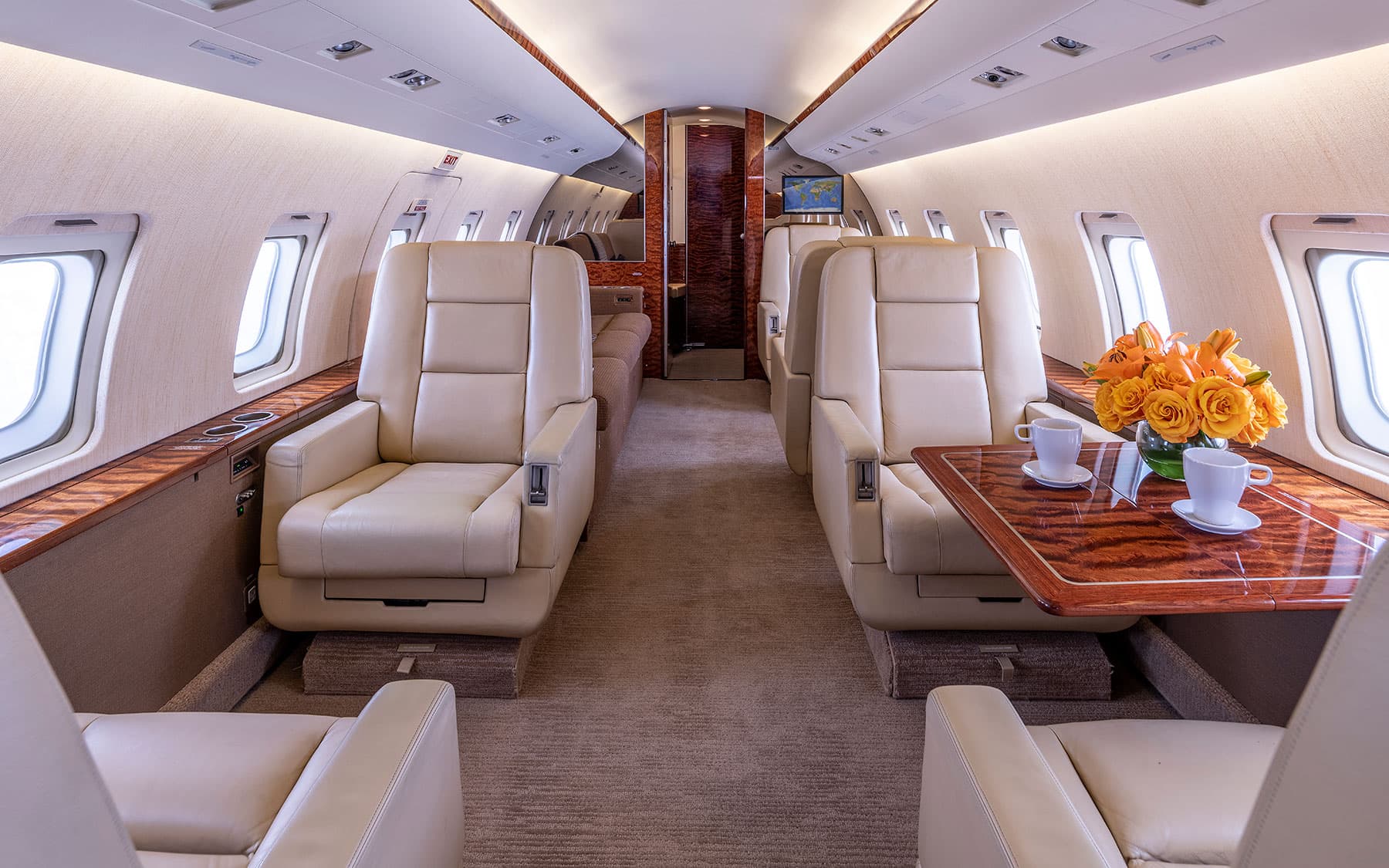 Challenger 604 N838LJ
