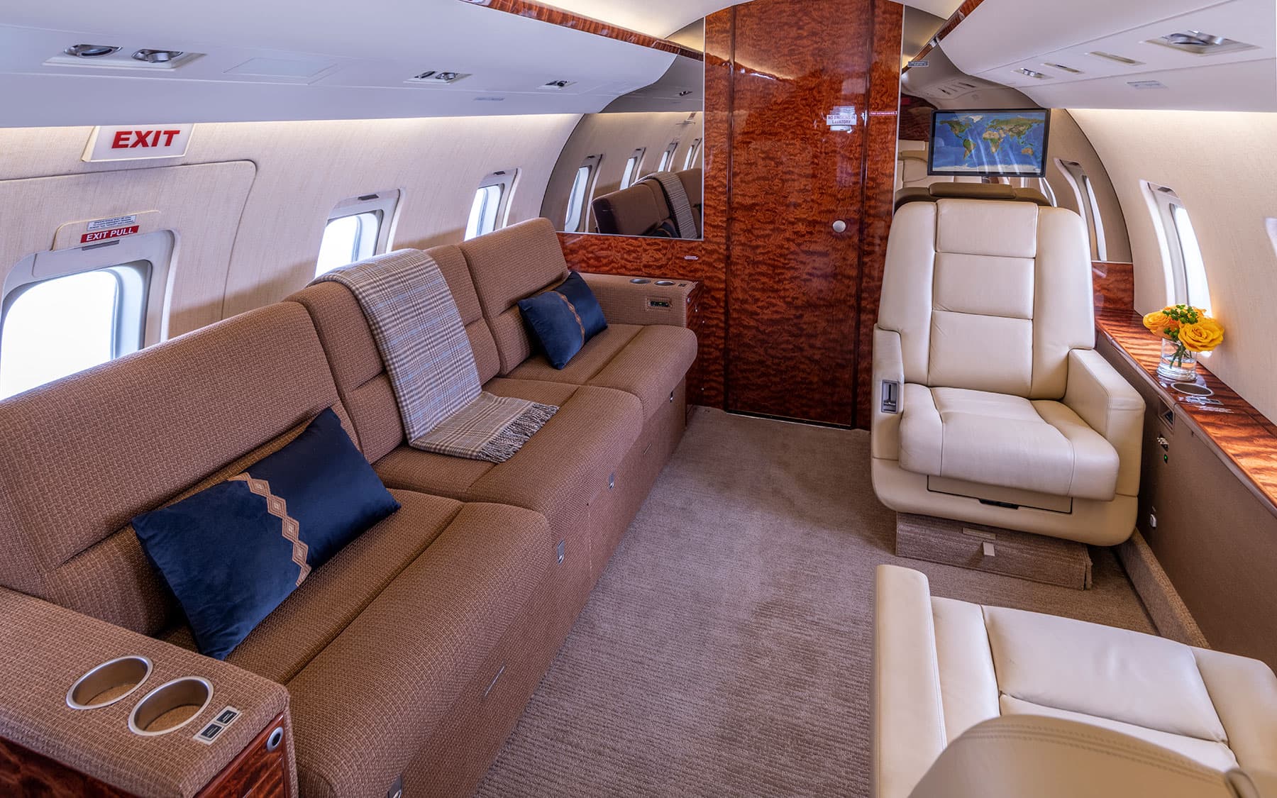 Challenger 604 N838LJ
