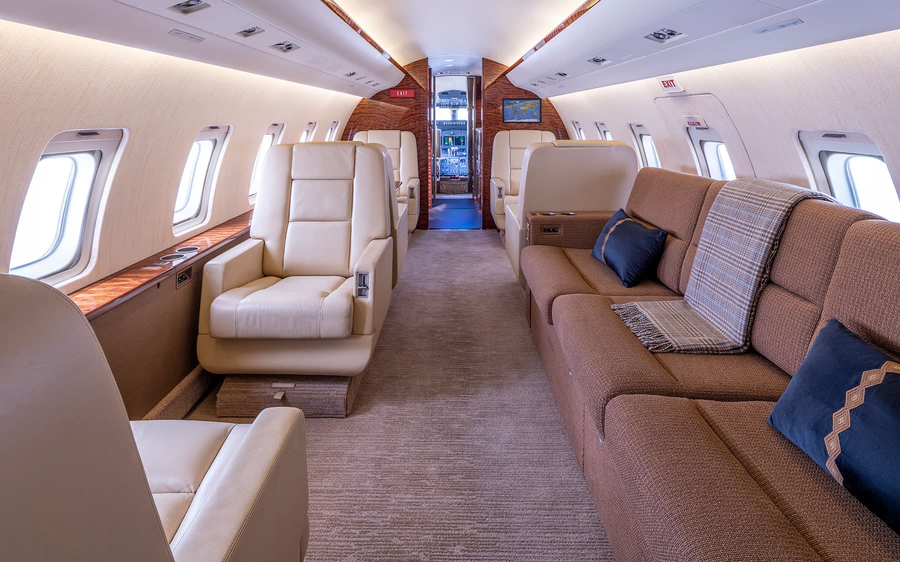 Challenger 604 N838LJ