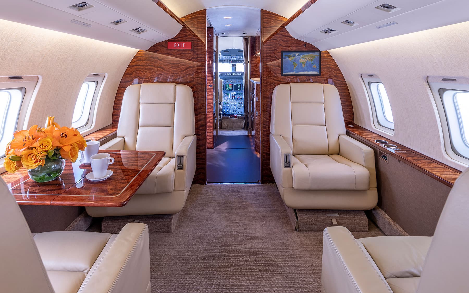 Challenger 604 N838LJ