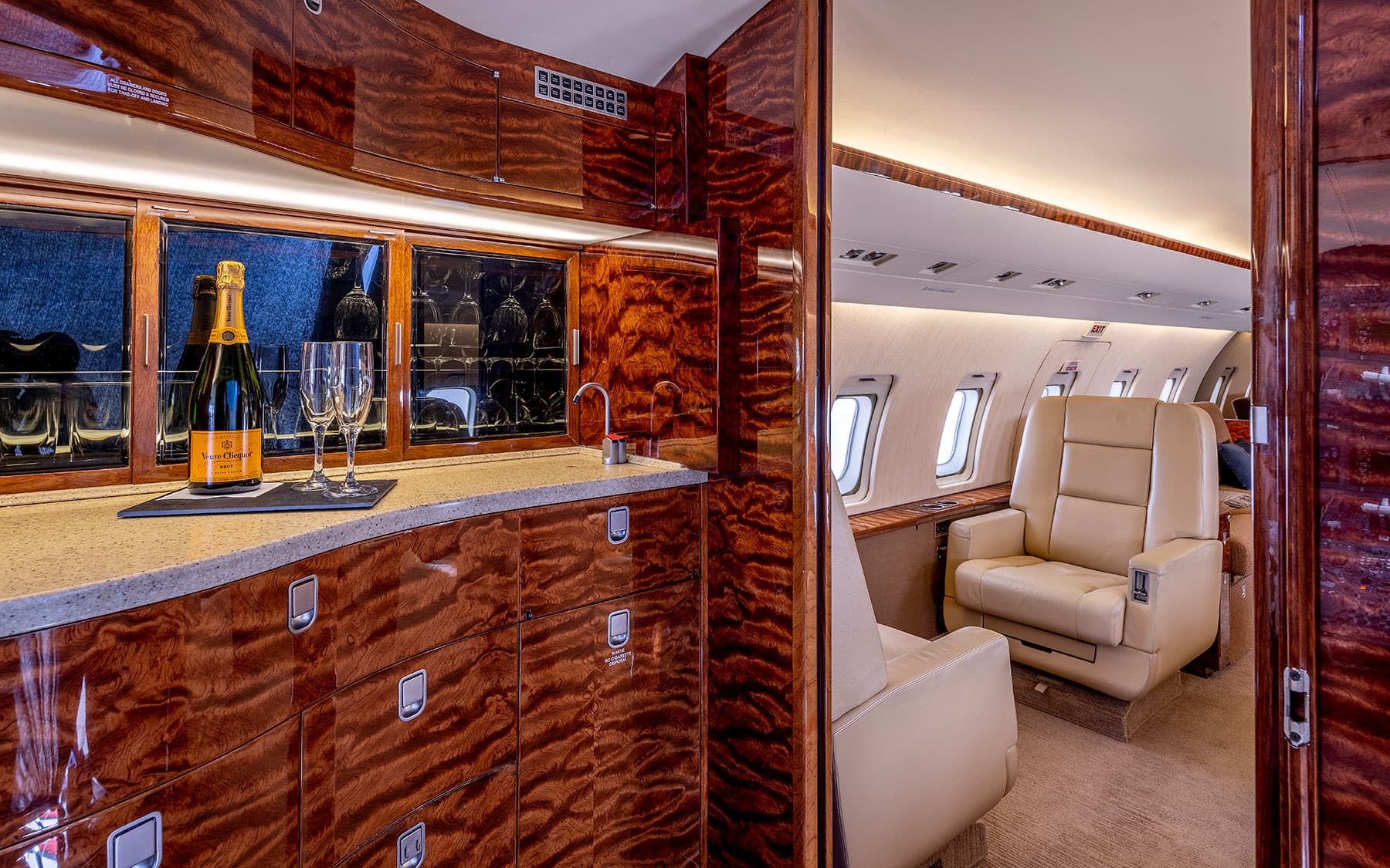 Challenger 604 N838LJ