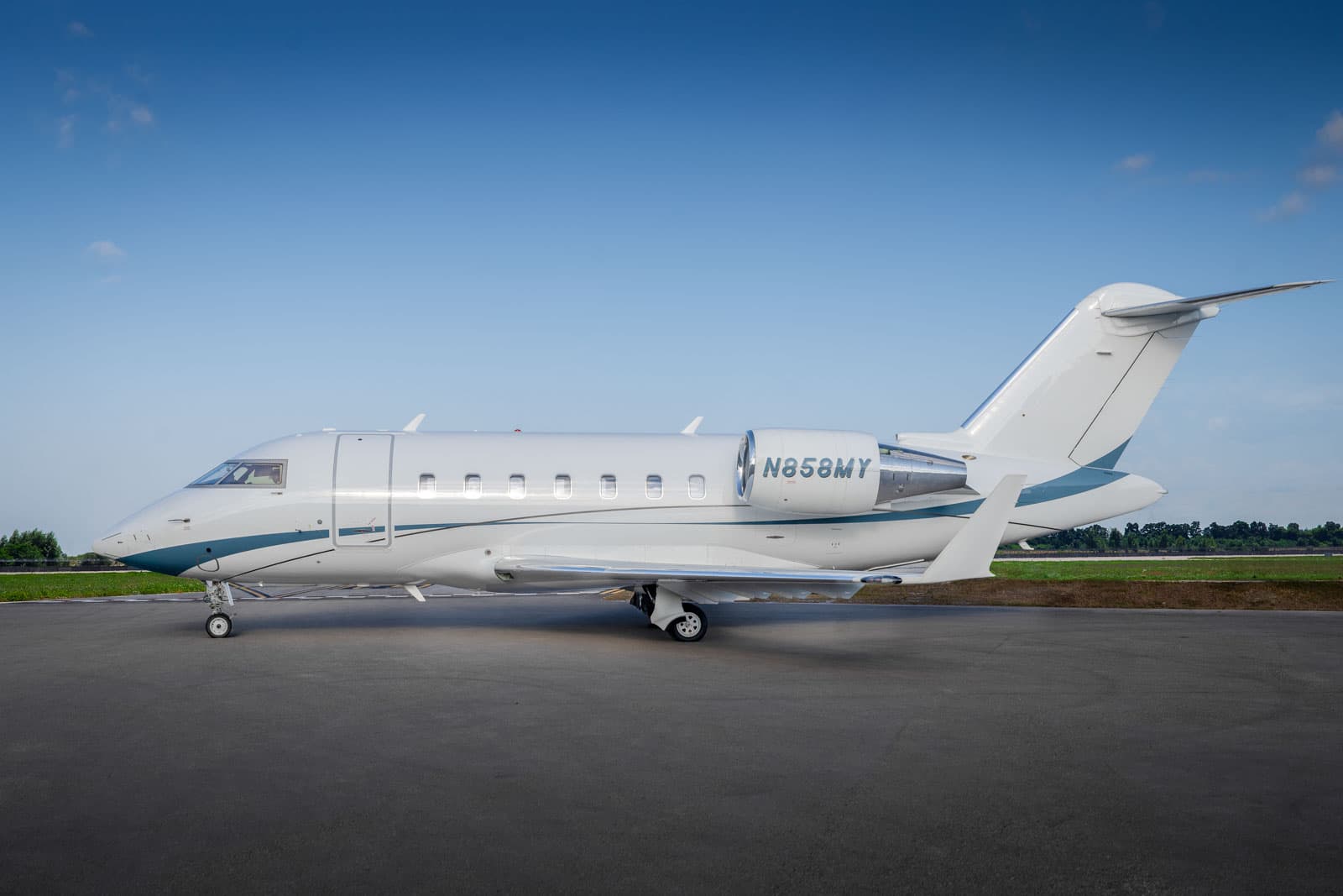 Challenger 650 N858MY