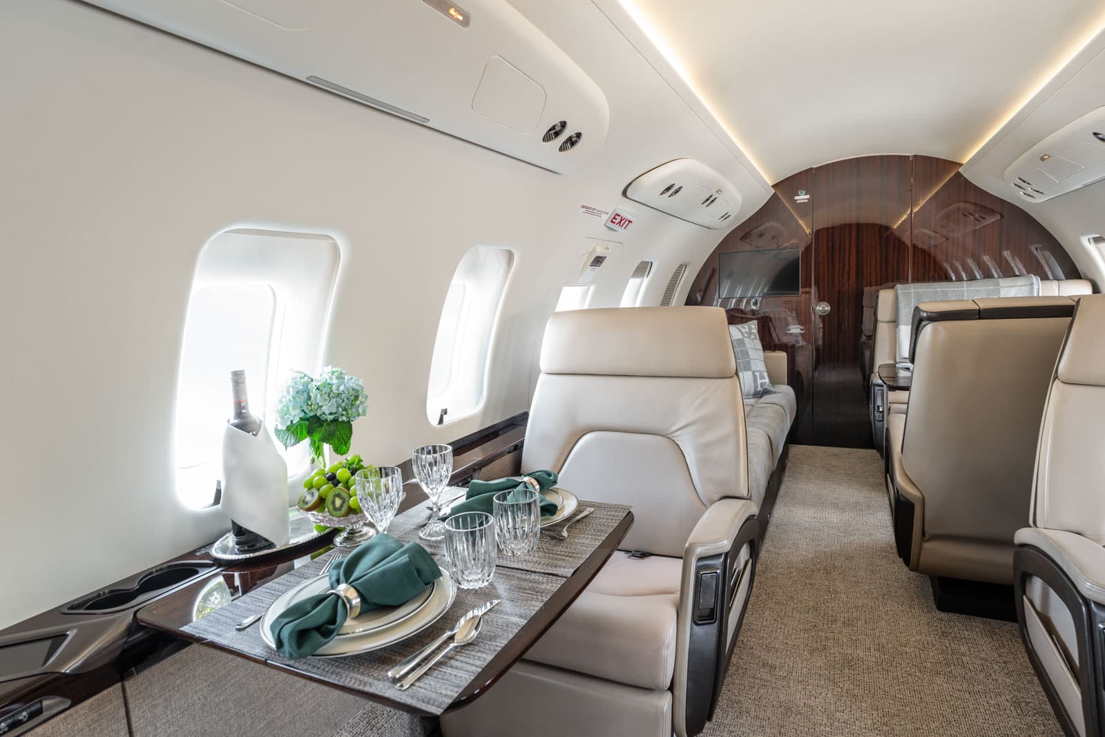 Challenger 650 N858MY
