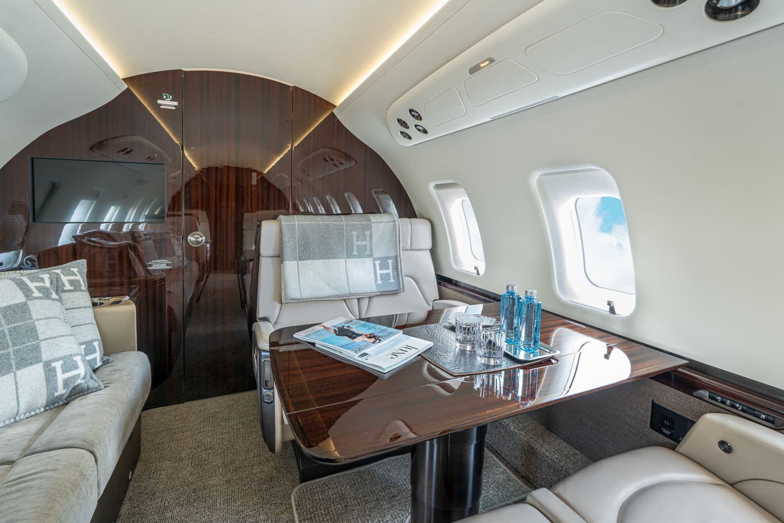 Challenger 650 N858MY