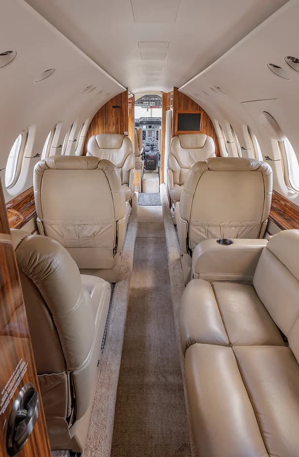 Hawker 800XP N868PZ