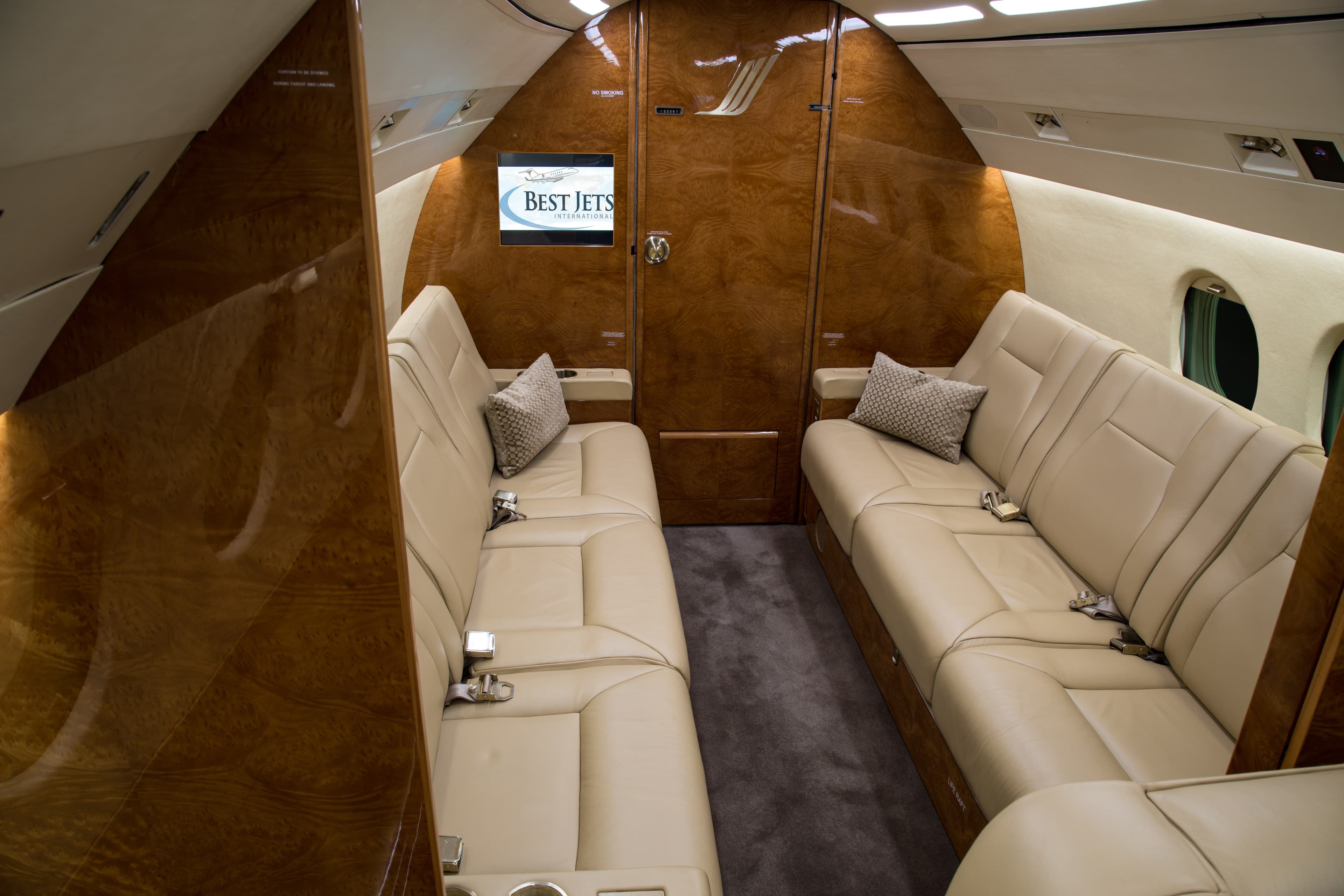 Falcon 900B N884BB