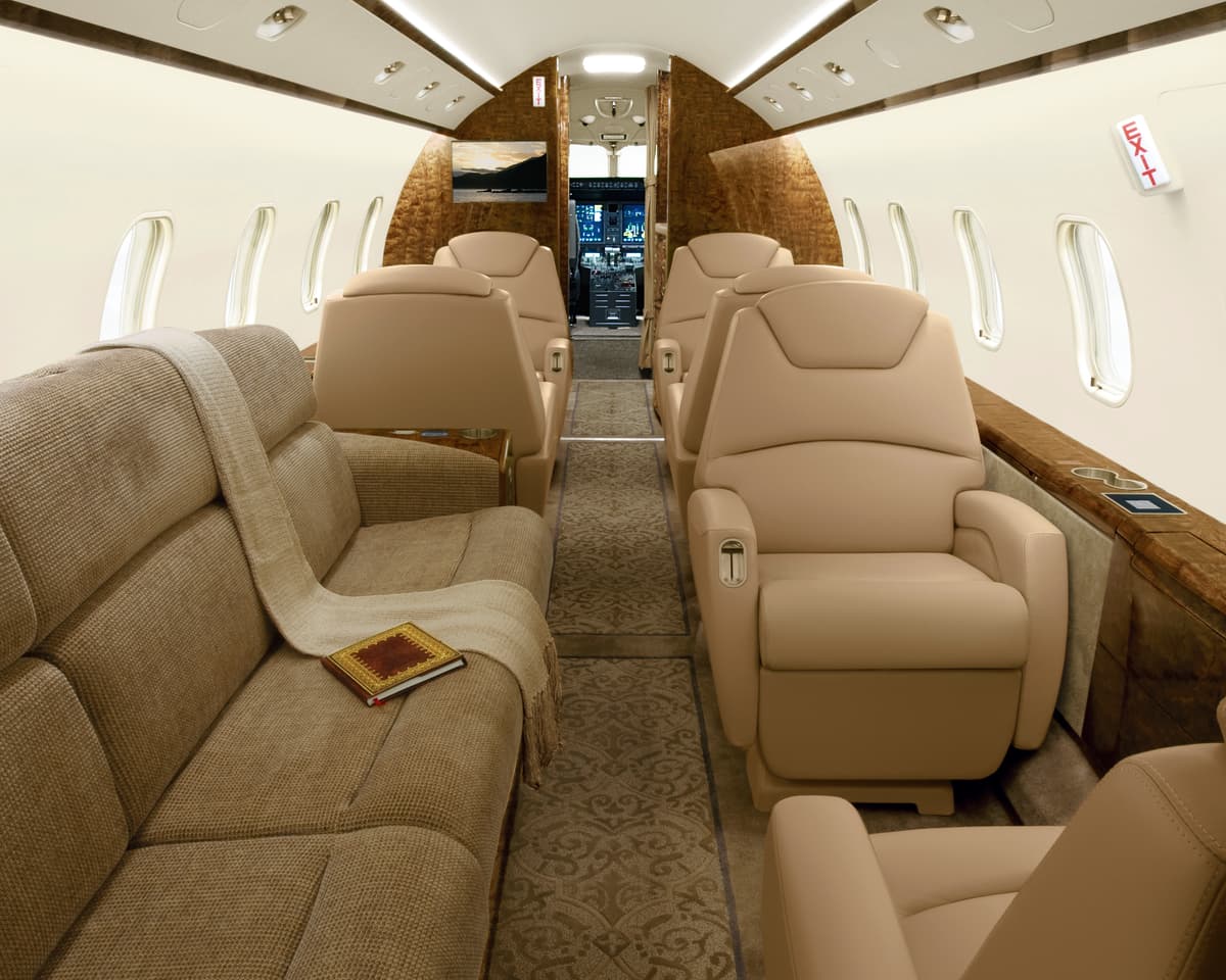 Challenger 300 N895BB