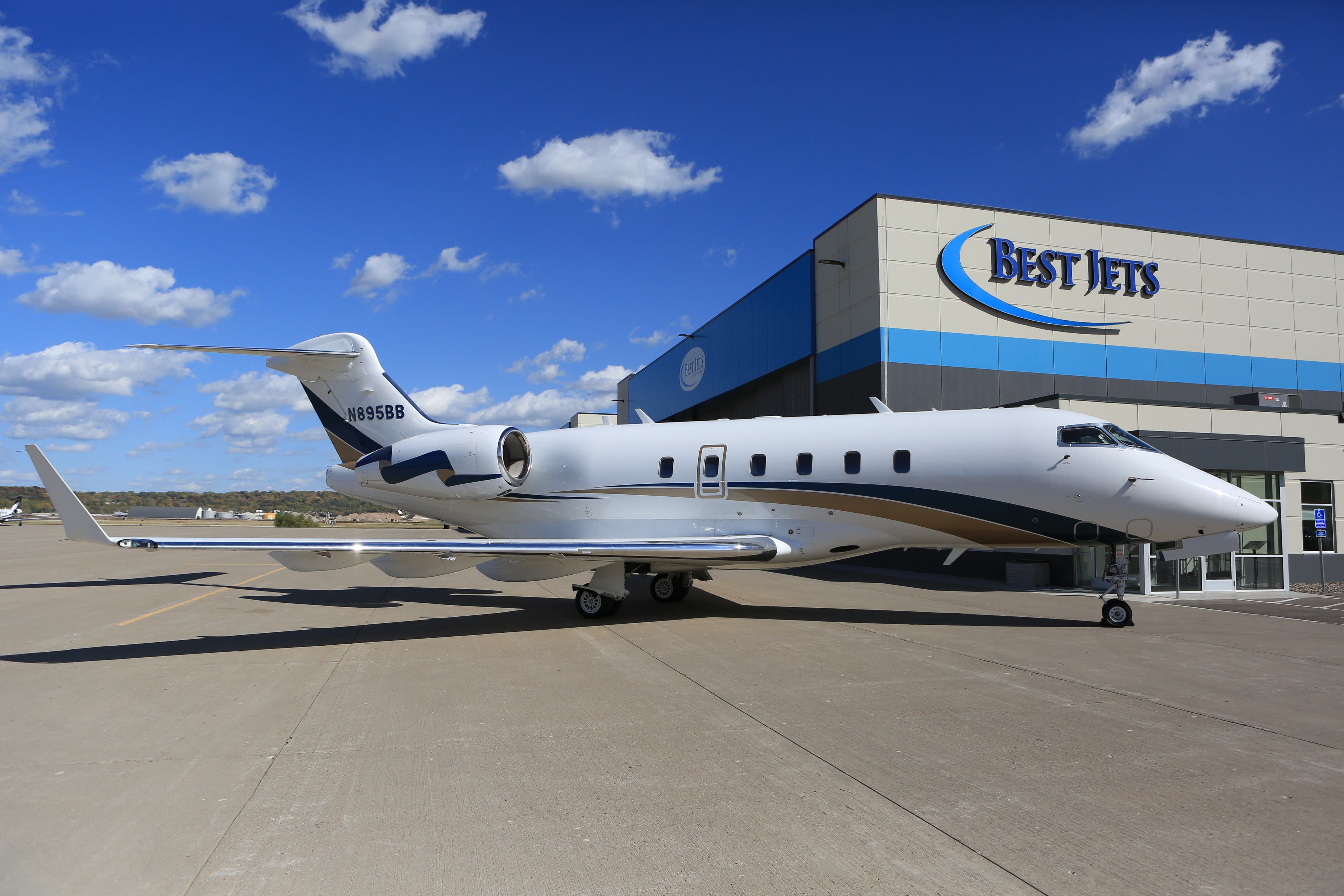 Challenger 300 N895BB